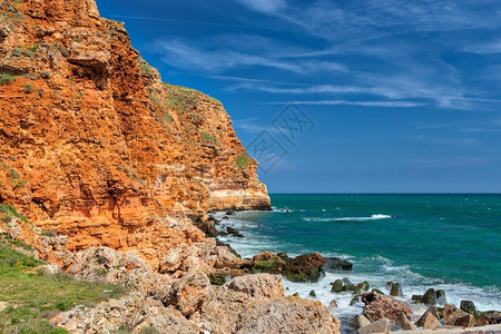 意大利海岸上喷洒着岩石的水风景优美丽图片