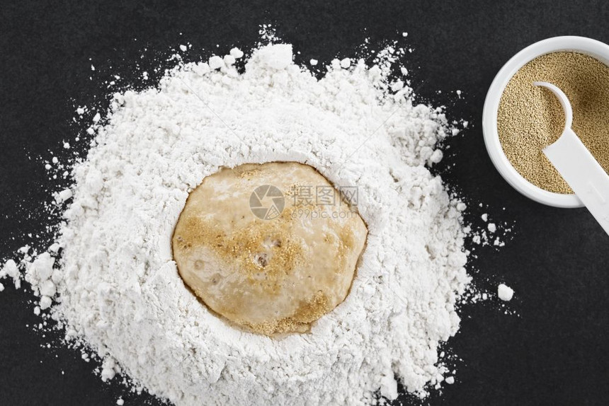 高架准备中水平的面包或比萨烘烤的酵卷拍摄在面粉中发酵的选择焦点上拍下头部的照片关注面粉中的发酵母图片