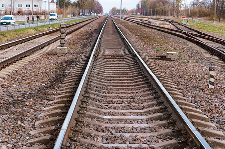 金属延伸到远方的铁路三排钢轨延伸到远方的铁路结石小图片