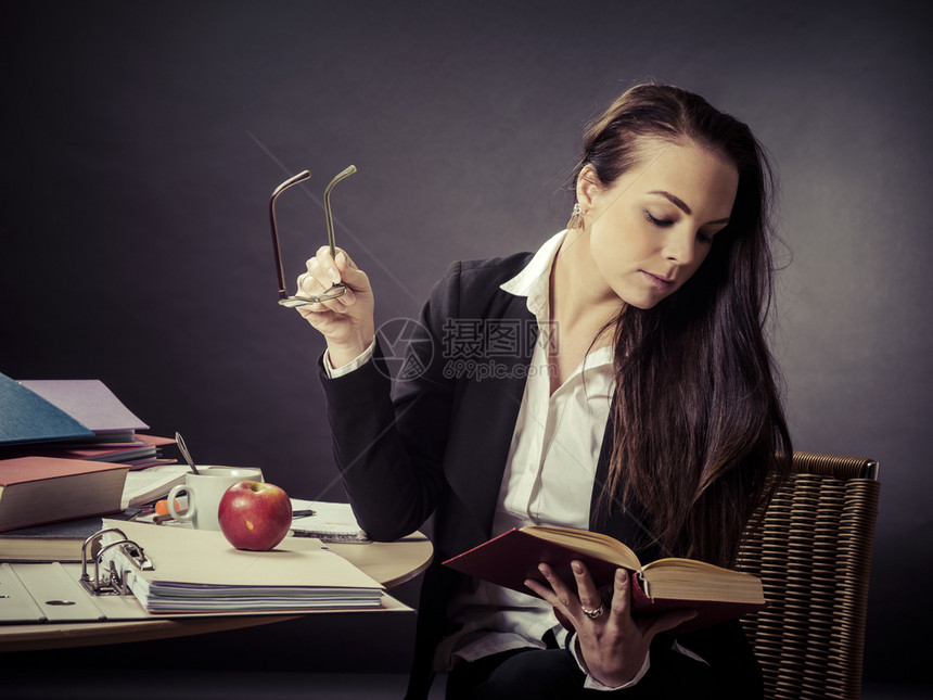 照片中一位教师在她的30rsquos坐在一张乱七八糟的桌子上黑板浓度成人图片