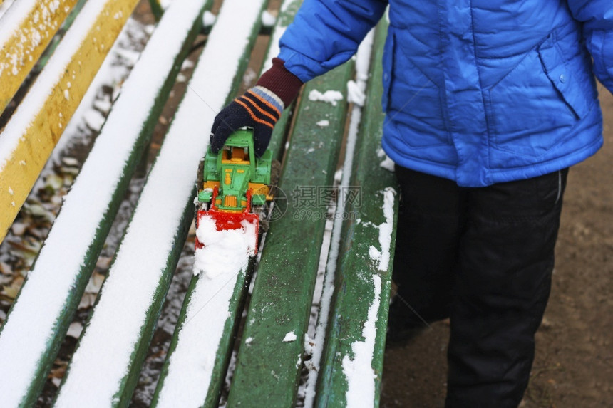 走儿童在第一雪上坐长椅的汽车滚第一场雪萨戈拉幸福图片