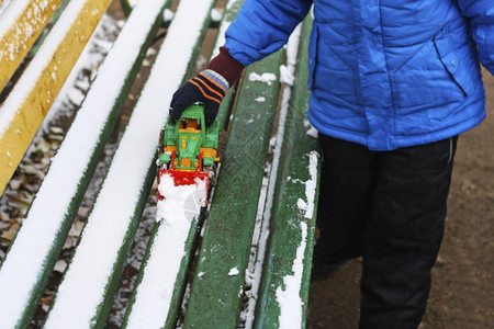 走儿童在第一雪上坐长椅的汽车滚第一场雪萨戈拉幸福图片