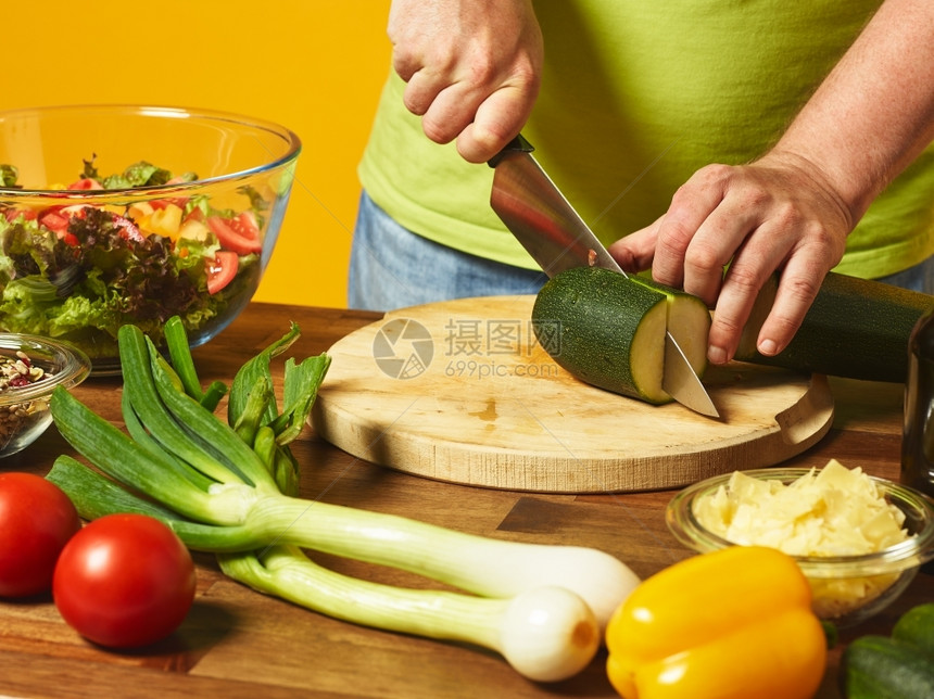 蔬菜餐桌上新鲜沙拉配料中年人切除西尼黄底人类番茄图片