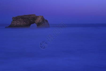 外部悬崖太平洋美国加利福尼亚州圣克鲁斯海滩自然桥岩浪漂浮在地平面上图片