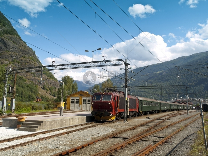 车站到达离开挪威弗拉姆线伦斯巴纳是卑尔根线的分支在挪威奥兰Myrdal和Flm之间行经挪威默达尔和弗伦之间由于绳索陡峭的内涵和风图片