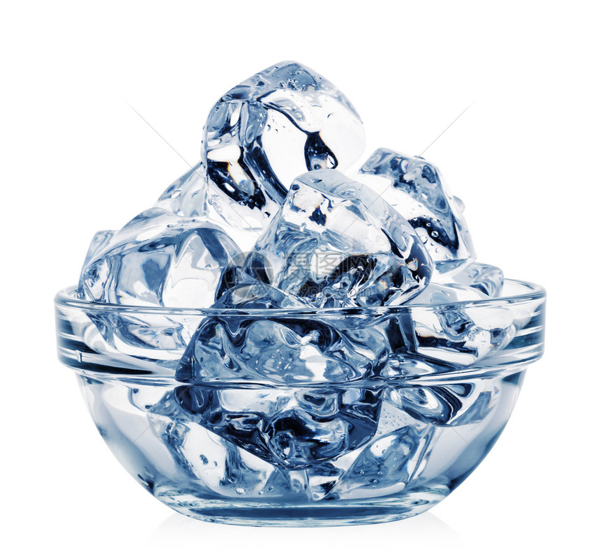 喝寒冷的透明碗用蓝色的冰立方体在白色背景上被隔开透明碗用蓝色的冰立方体坚硬图片