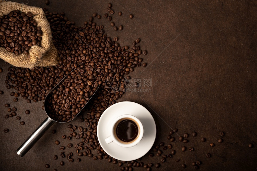 芳香咖啡因棕色背景上的咖啡杯和勺子Top视图复制空间饮料图片