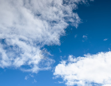 天气积云美丽的卷形成与蓝天背景卷云在蓝天图片