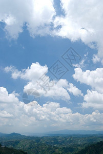 气候阳光明媚的白云蓝天空有山地的平线白色蓬松背景图片