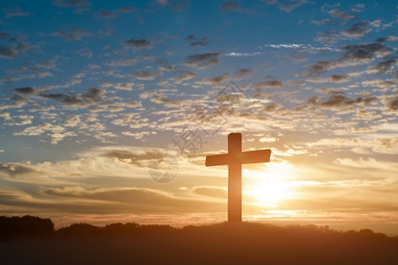 天主教十字的休眠日落背景基督的木头星期五橙图片