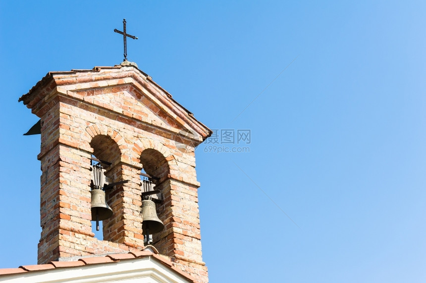 14世纪一座乡村教堂的钟声响起小塔蓝色建筑学纳达林图片