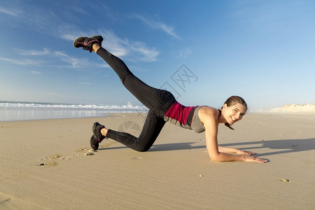 拍到一个美丽的女人在海滩上自力运动的镜头合身踢图片