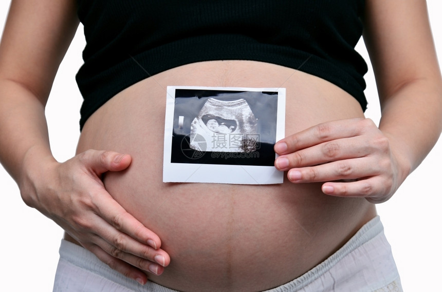 水平的孕妇展示超声波人们妈图片