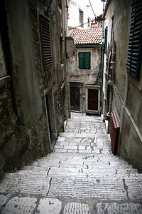 门狭窄的路面克罗地亚Sibenik市中世纪区狭小和老旧街道图片