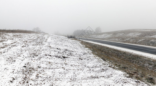 冬季的阿灰路下雪和冻霜冬路山丘的季风景寒冷降雪农村图片