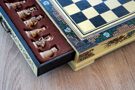 思考赢装有花板饰的漂亮盒子开有象棋首饰的抽屉成功图片