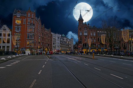 夜间从荷兰阿姆斯特丹到荷兰的城市风景传统运河的图片