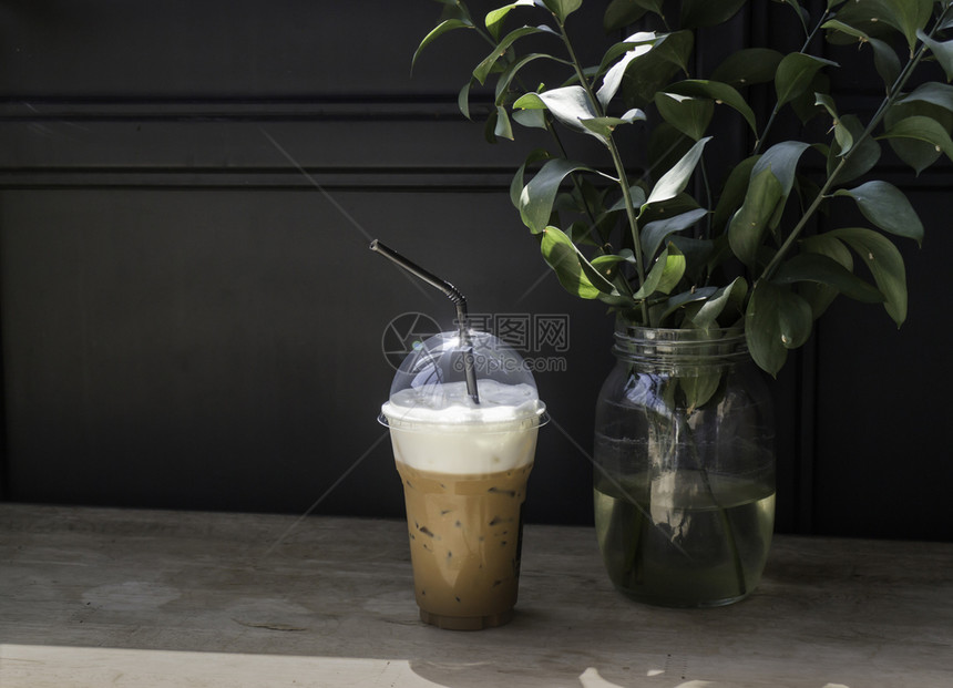 日光木制桌边的冰奶咖啡库存照片金属树叶木头图片