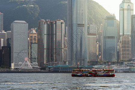 地标海洋香港天线的景象与船只在维多利亚港城市景观图片