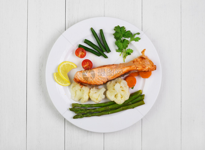 白色老木制生锈桌边有蔬菜的灰色鲑鱼海鲜木板健康图片
