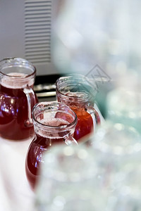 在柜台上用红色饮料的杯子反倒挂起的杯子古格斯午餐颠倒的图片