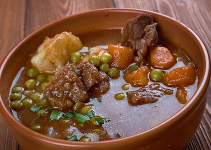 法国肉类切成小块煮熟或煎炸的传统健康汤图片