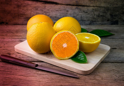 切板和刀子上新鲜的橙选取焦点茶玻璃木制的图片