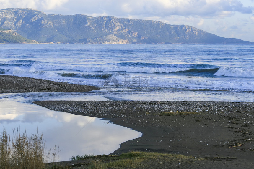 安塔利亚Finike区山和海景土耳其人岩石海滩图片