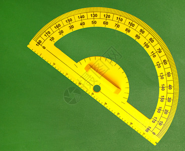 量角器简单的课堂绿色黑白板上的黄角抽动器高清图片
