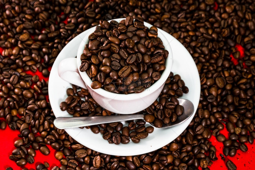 喝红豆和咖啡背景的杯含烤豆的咖啡切近顶端观望咖啡概念罐食物图片