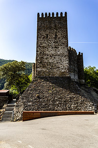 中世纪1卢萨或阿鲁塞城堡位于葡萄牙中部科英布拉附近的洛萨山脉深谷的守望塔景象该城堡位于葡萄牙中部科林布拉附近格子架靠石方图片