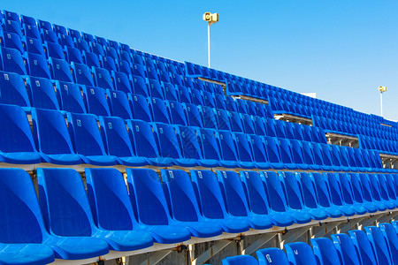 音乐会竞技场空白的露台蓝色塑料体育场座位排数图片