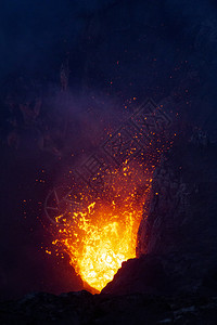 火山的紧闭爆炸在黑暗中喷出熔岩和火焰活动打破夜晚图片