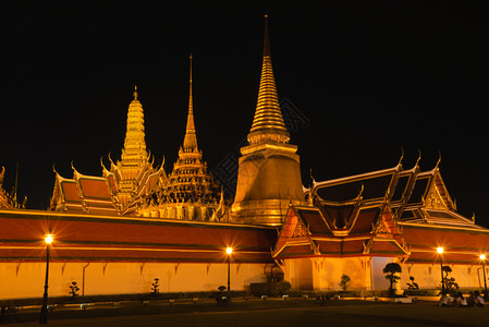 泰国金色寺庙夜景图片
