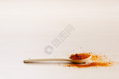 长椅勺子里塞芬尼辣椒罐头和木制背景上一些乱七八糟的东西厨房调味品图片