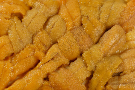 健康黄色的一顿饭木质寿司和生鱼片成分中的日本海胆图片