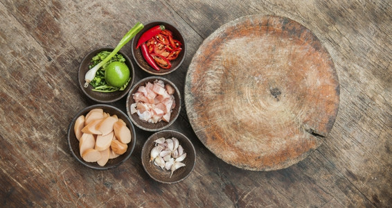 食物烹饪木制桌上原料食品成分的顶部视图热图片