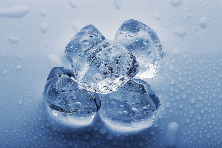 玻璃湿桌上水滴中的冷冻大冰块水滴中的冷冻大冰块水晶食物图片