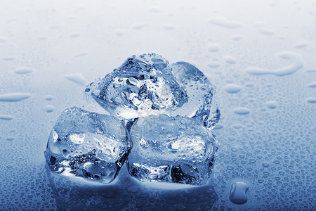熔化在湿桌上的水滴中冷冻大冰块在水滴中冷冻大冰块飞沫图片