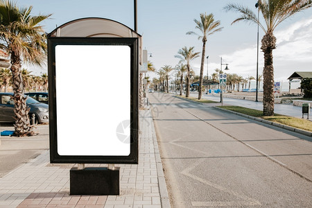 广告街道现代的白公用车站日光图片