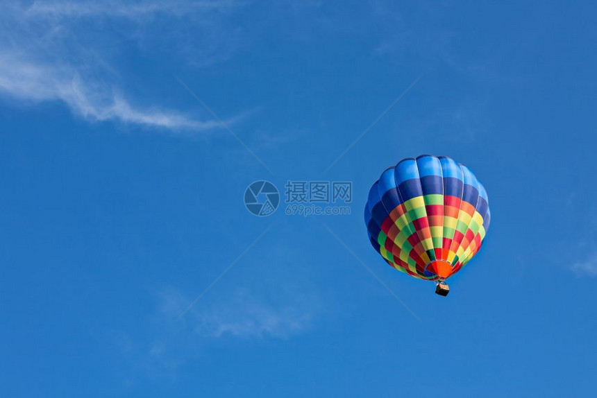 莫比代利夏天膨胀飞向蓝色空的多彩热气球在飞行中的多彩热气球图片