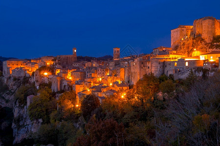 意大利古老城镇索拉诺秋夜市全景街灯在秋天苏拉诺过夜墙照明家图片