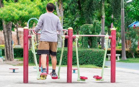 背部锻炼亚洲成年男子早上在公园户外运动时穿长袖衬衣和短裤竞技图片