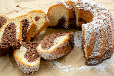 小吃圆形的传统自制大理石蛋糕纸上切碎大理石饼磅高清图片