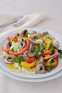 配有蘑菇和胡椒的卷心菜沙拉小吃肥胖趋势图片