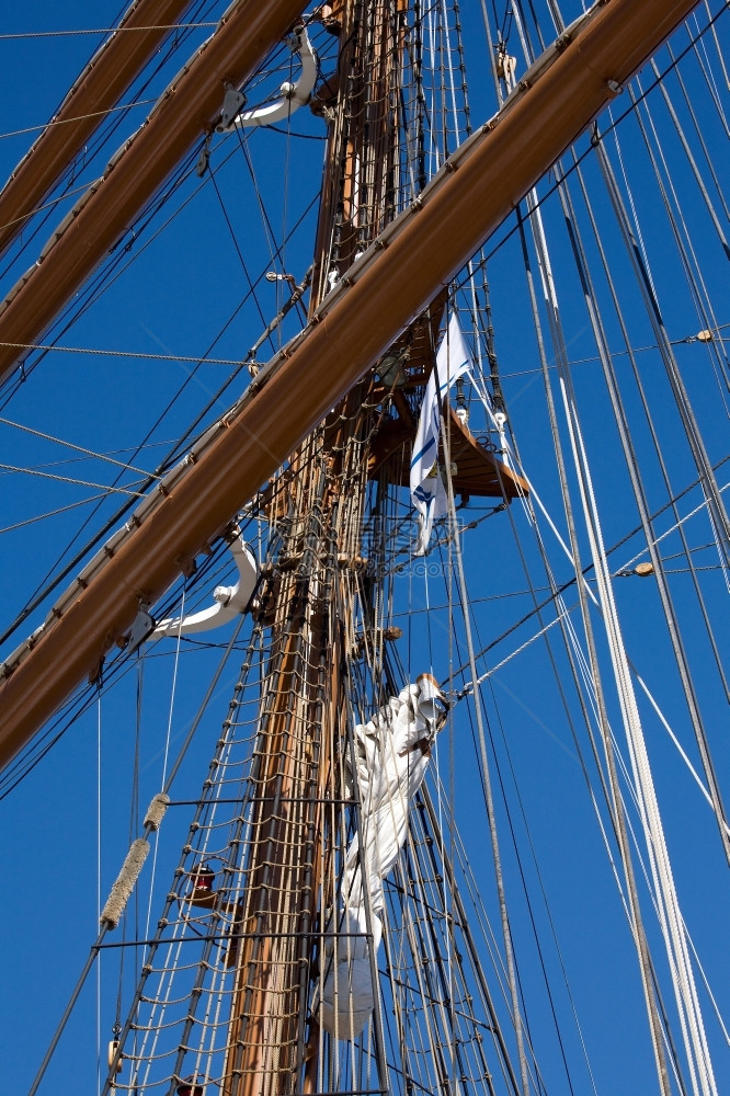 历史的高帆船舶操纵绳索和遮罩欧洲历史图片