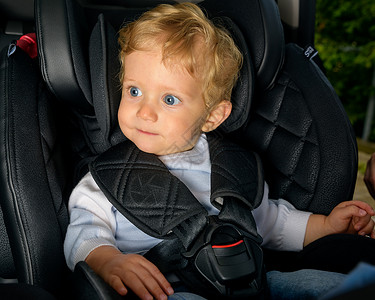 坐在安全汽车座椅上的婴儿图片