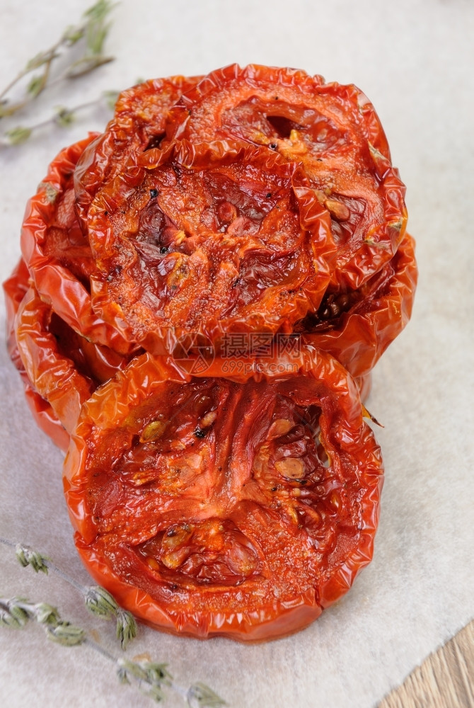 晒干食物一堆西红柿在烤纸上面有蛋黄和大蒜素食主义者图片