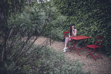 快乐植物年轻青的妇女在家庭花园休息美丽图片