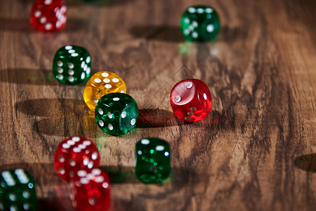 赌在木背景上运动的彩色骰子随机风险图片